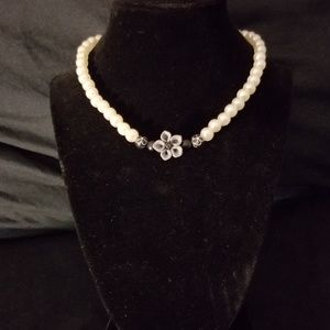 Gray Flower Pearl Choker